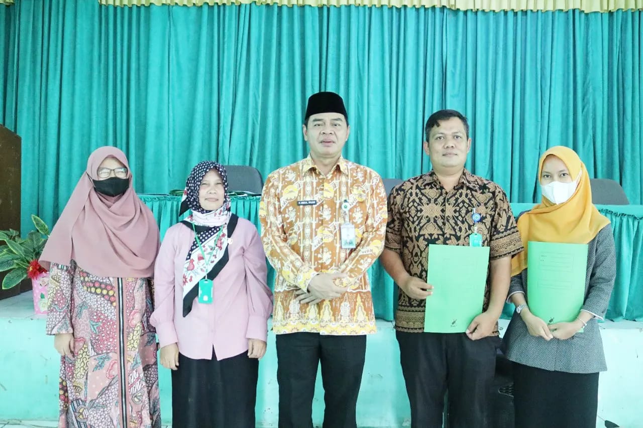 Kemenag Kota Serang Bagikan SK Kepada Para Pegawai Honorer
