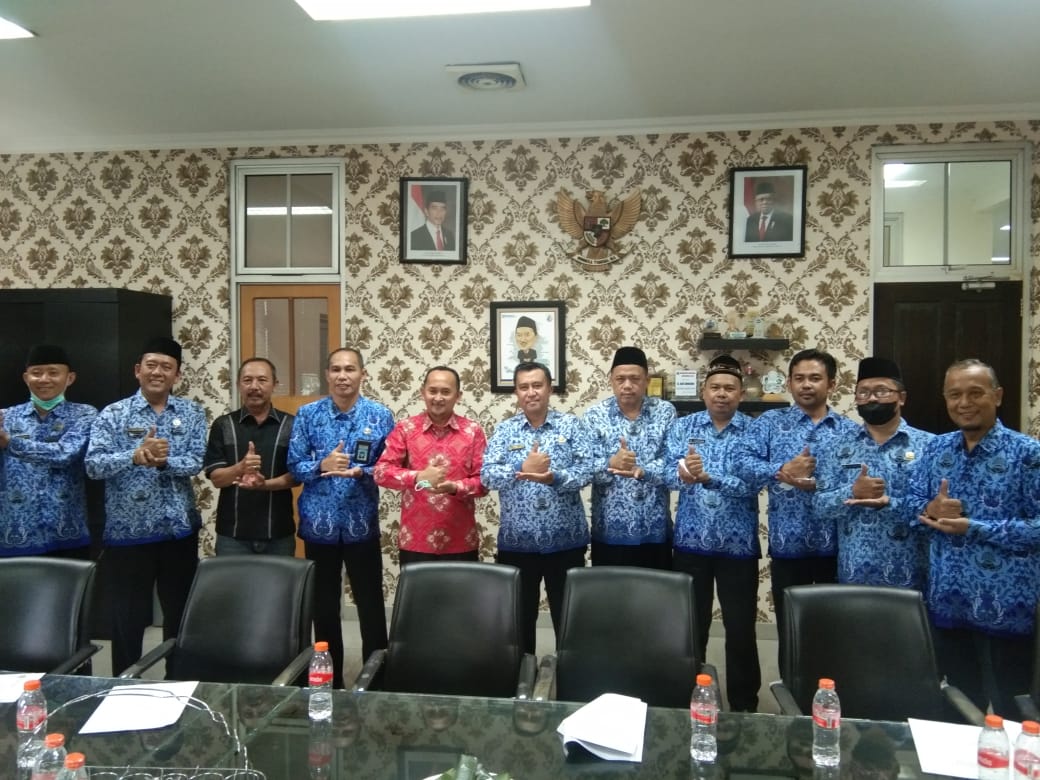 Kepala Seksi Pendidikan Madrasah dan Para Kepala Madrasah Negeri saat foto bersama dengan Wakil Bupati Kabupaten Lebak