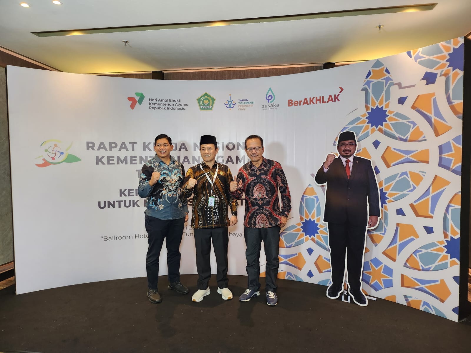 Kakanwil Kemenag Banten bersama jajaran saat mengikuti Rakernas Kemenag RI di Surabaya.