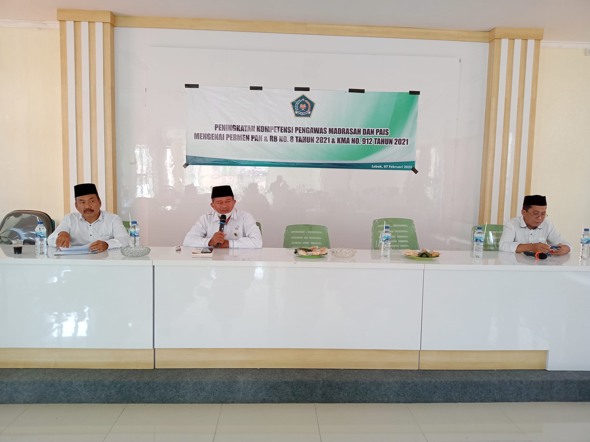 Kasubbag Tata Usaha Kemenag Lebak Sudirman didampingi Ketua Pokjawas Nuryahya Saat Memberikan Arahan Pada Kegiatan Peningkatan Kompetensi Pengawas