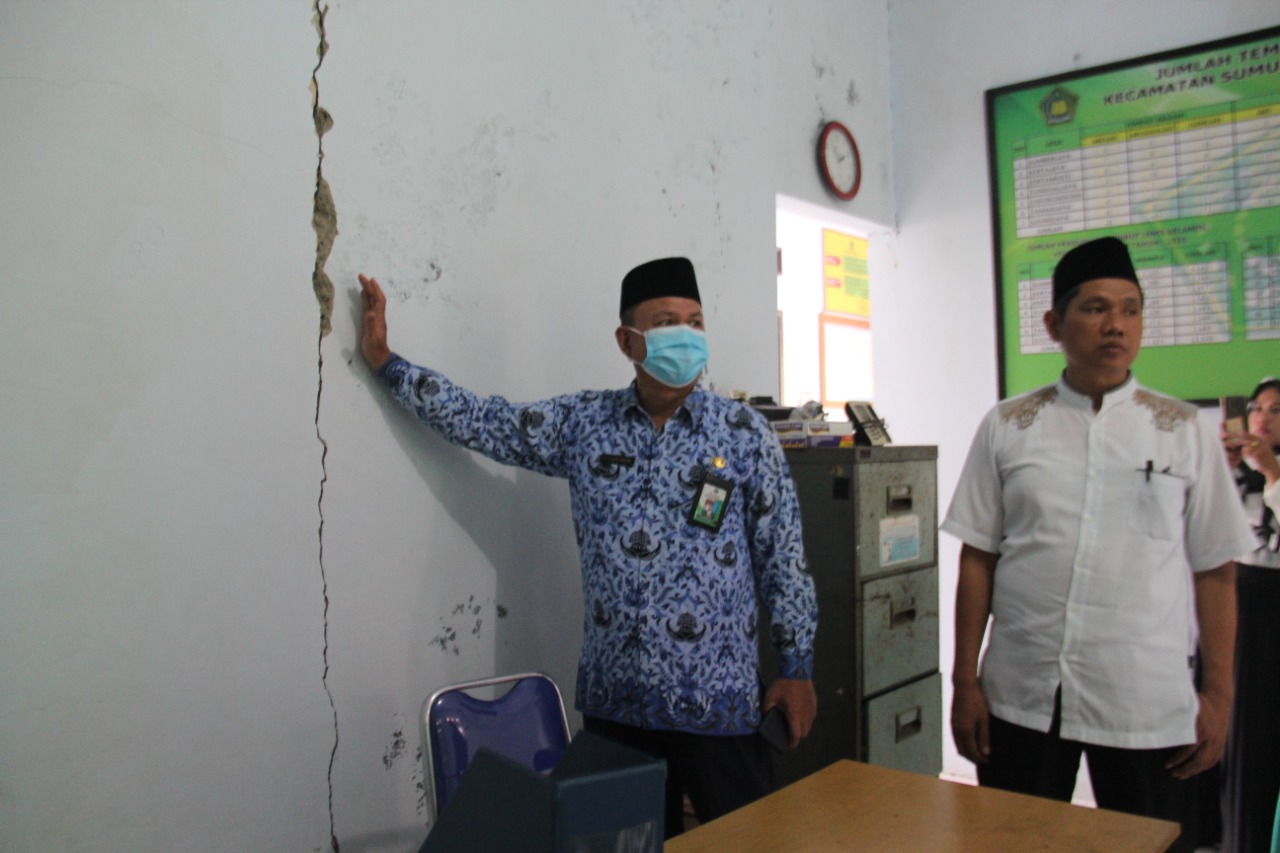 Salah satu KUA yang terdampak gempa 6,7 magnitudo