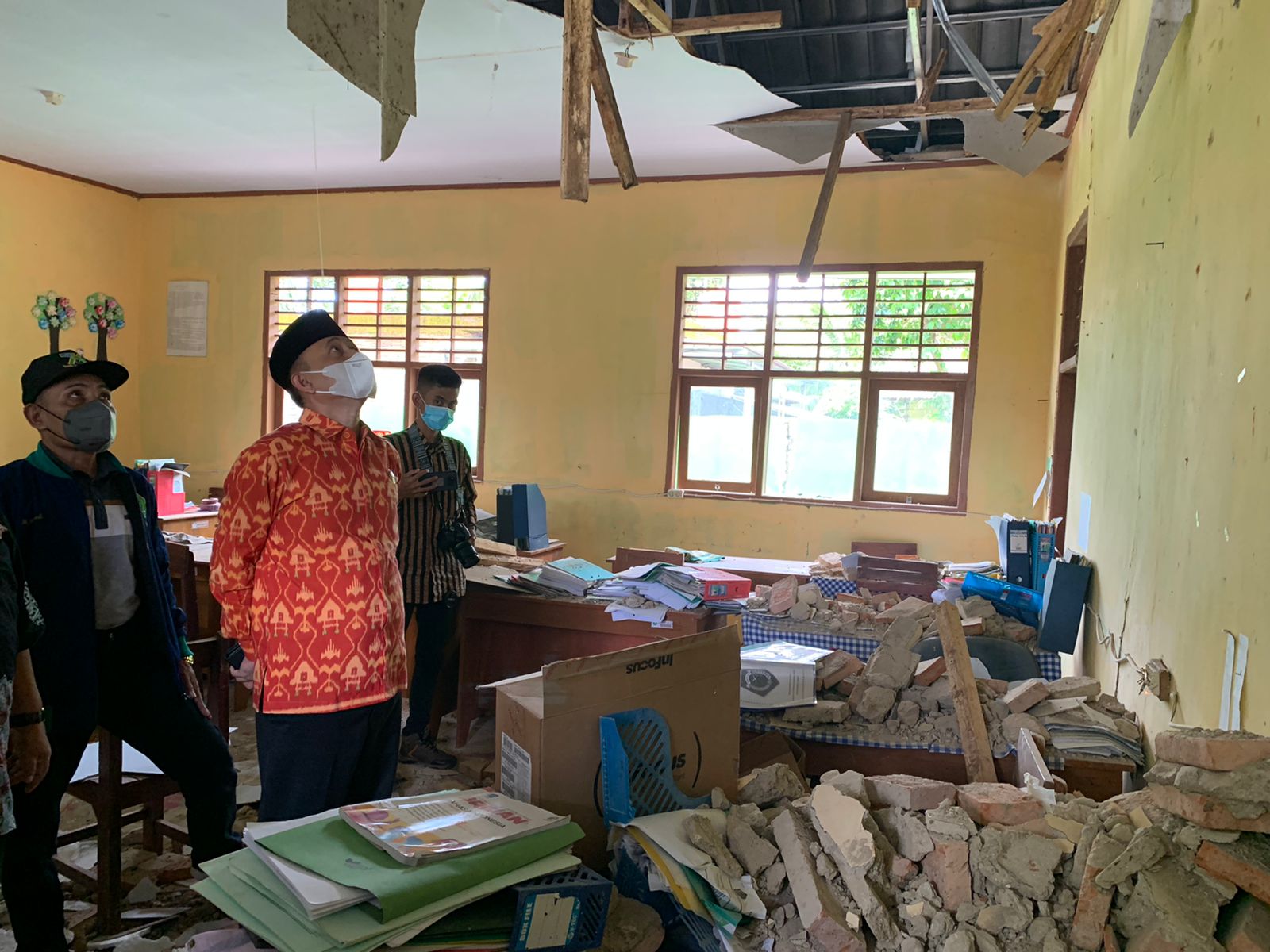 Kepala Kanwil Kemenag Banten, Nanang Fatchurochman didampingi Kabid Penma, Muhtadi saat meninjau MTsN 3 Pandeglang yang terdampak gempa bumi