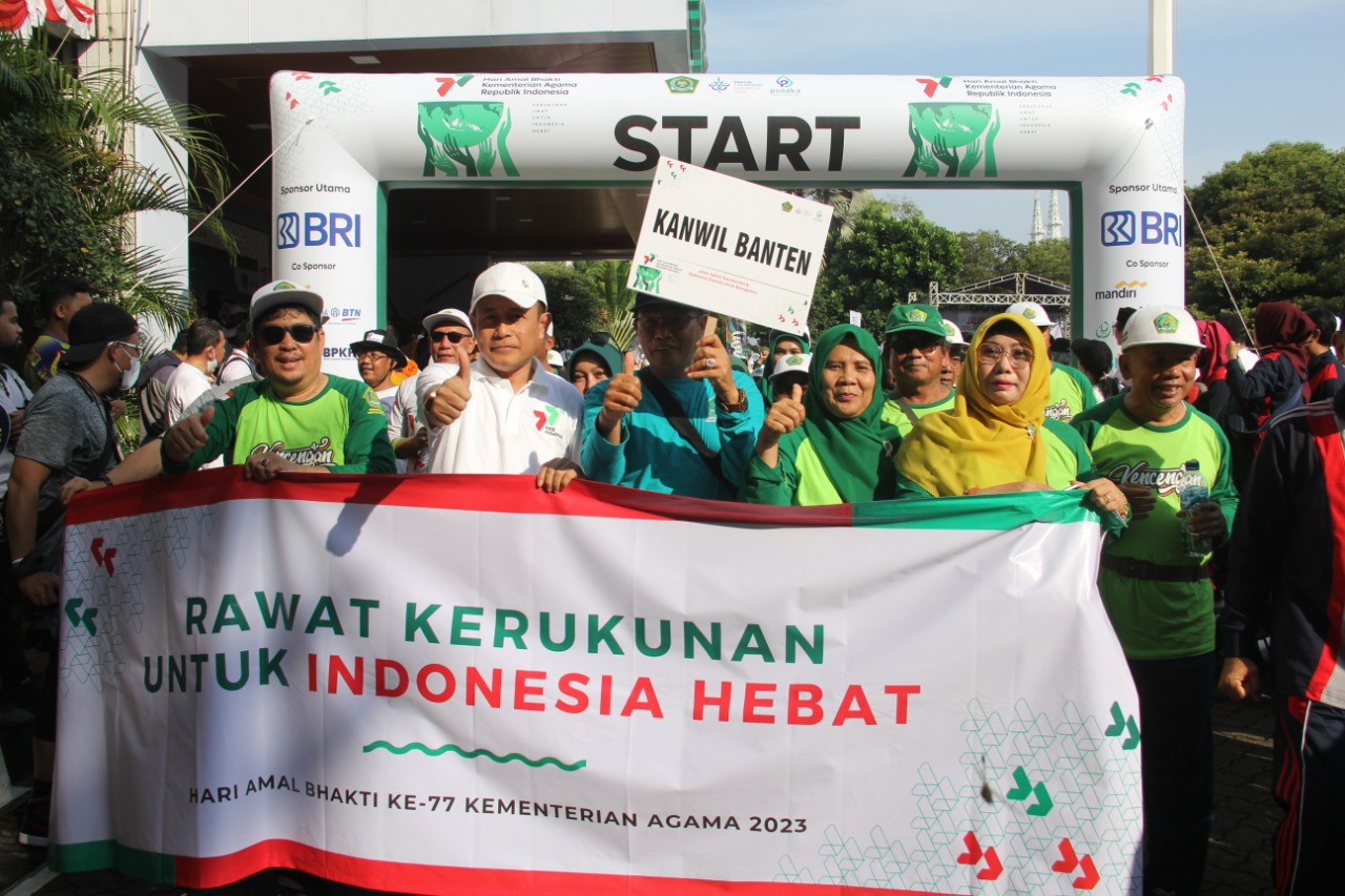 Jajaran Kanwil Kemenag Banten ikuti jalan sehat kerukunan.