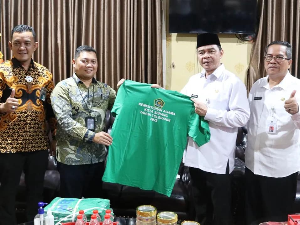 BRI Cabang Kota Serang Serahkan Kaos Gowes Toleransi