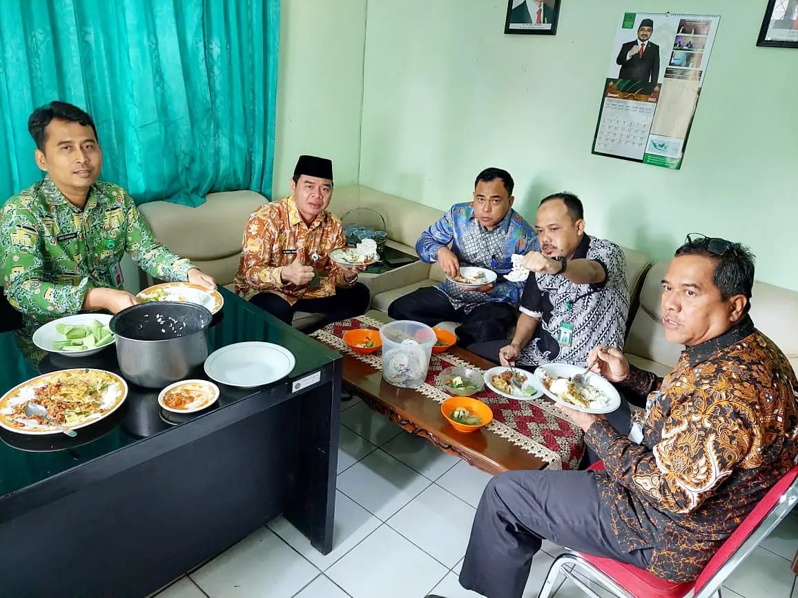 Membangun Kebersamaan Pegawai Melalui Makan Bersama