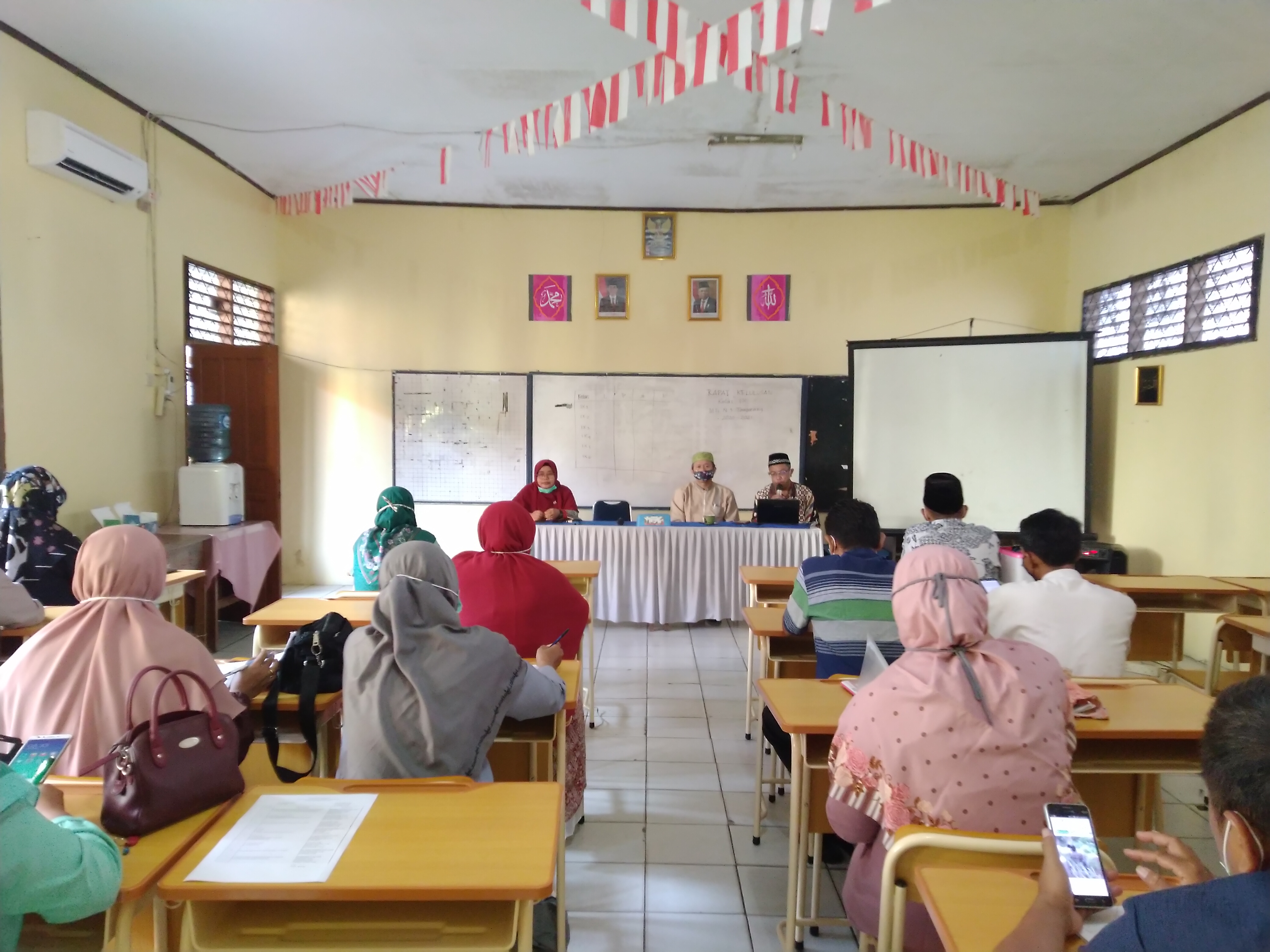 Keterangan Foto : Pengarahan Kepala Madrasah dan Pemaparan Kriteria Kelulusan oleh Waka Kurikulum