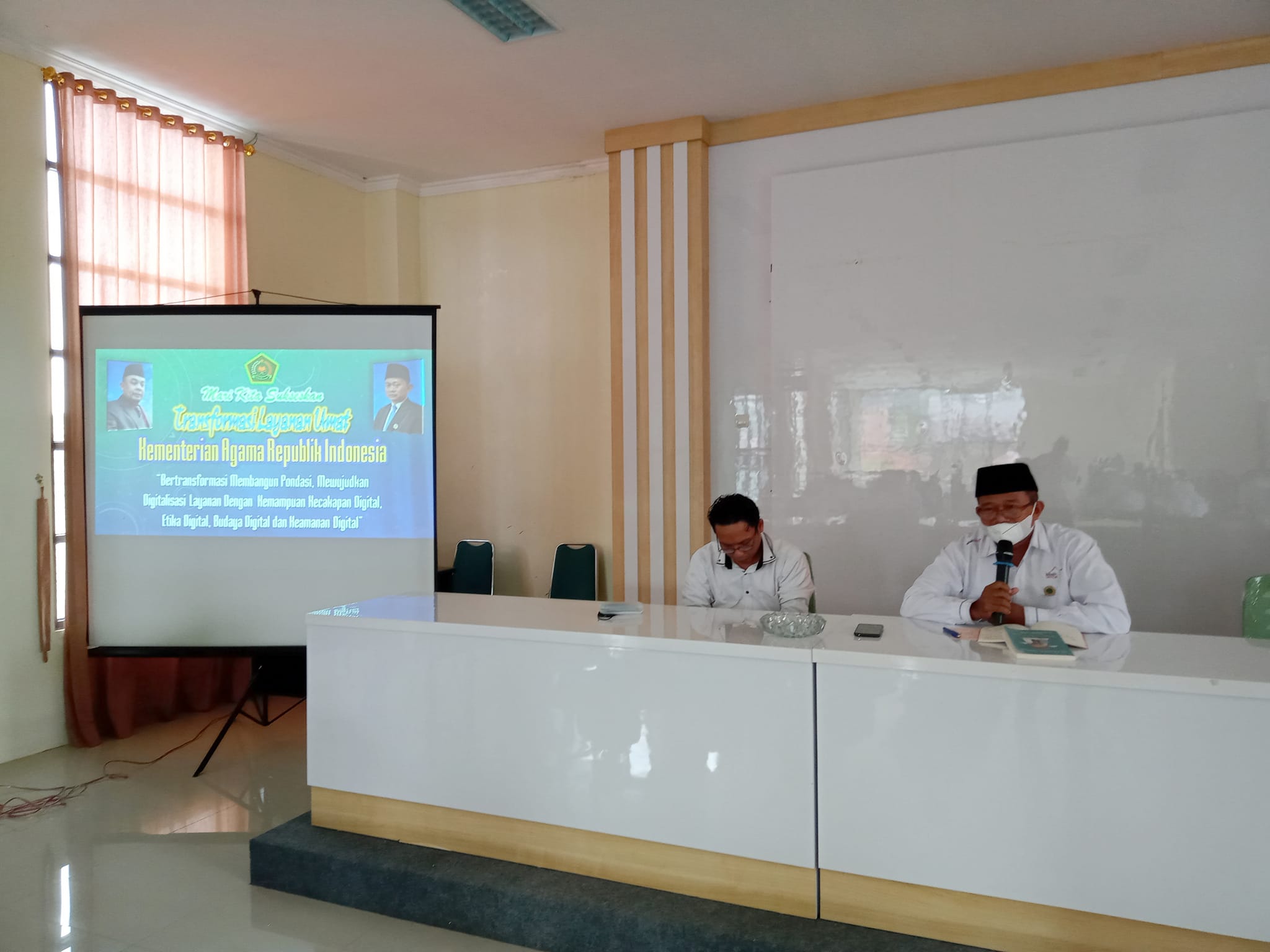 Kasubbag Tata Usaha Kemenag Lebak Sudirman, M.Pd Saat Memberikan Arahan Pada Pembinaan PNS di Lingkungan Kemenag Lebak