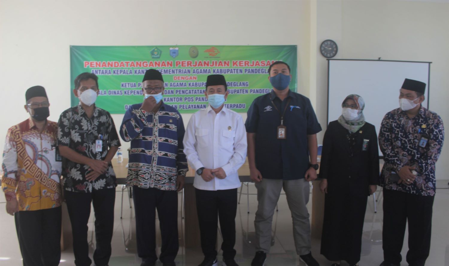Foto bersama Kakanwil dengan pimpinan dinas/lembaga usai penandatangan perjanjian kerjasama.