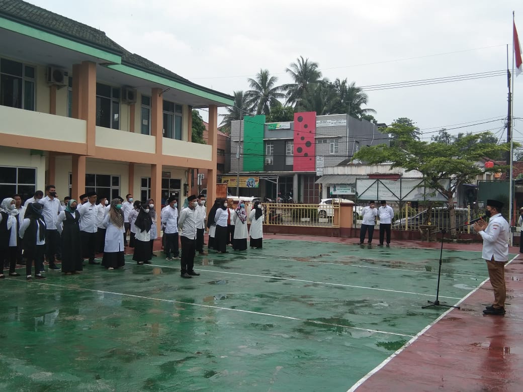 Kepala Seksi Pendidikan Agama Islam H. Humaedi Hakim, M.Si Saat Memberikan Amanat Pada Apel Pagi Senin Kantor Kemenag Lebak