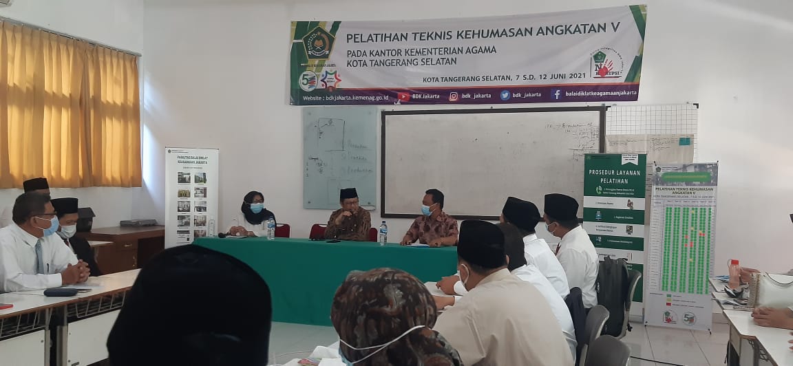 Kasubbag TU Kemenag Tangsel Menutup Diklat Kehumasan