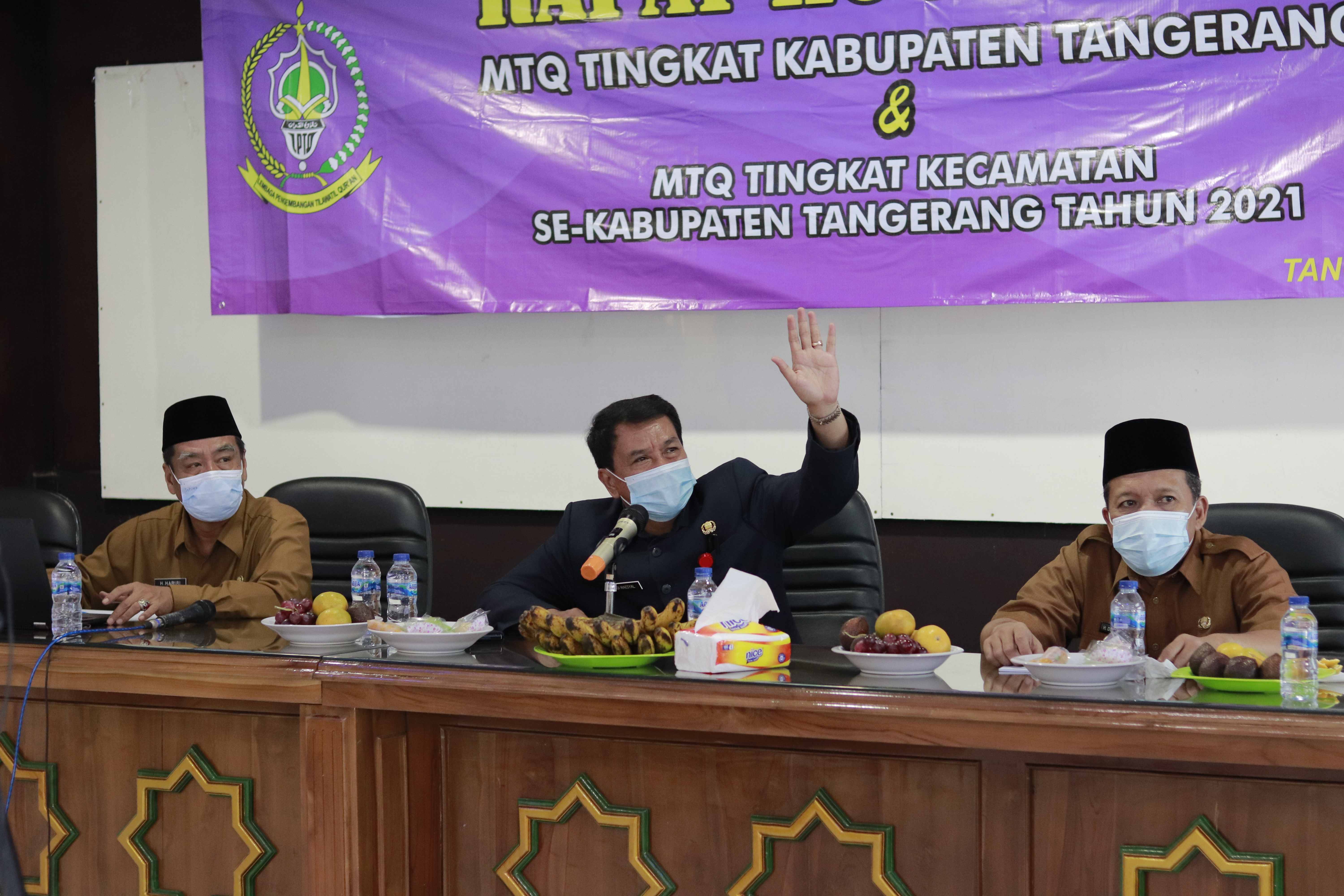 Kanan Sekum LPTQ (Drs. H. Hariri), Tengah Ketum LPTQ (Drs. H. Moch. Maesyal Rasyid, M.Si.), Pembina LPTQ (Drs. H. Dedi Mahfudin, M.Si.)