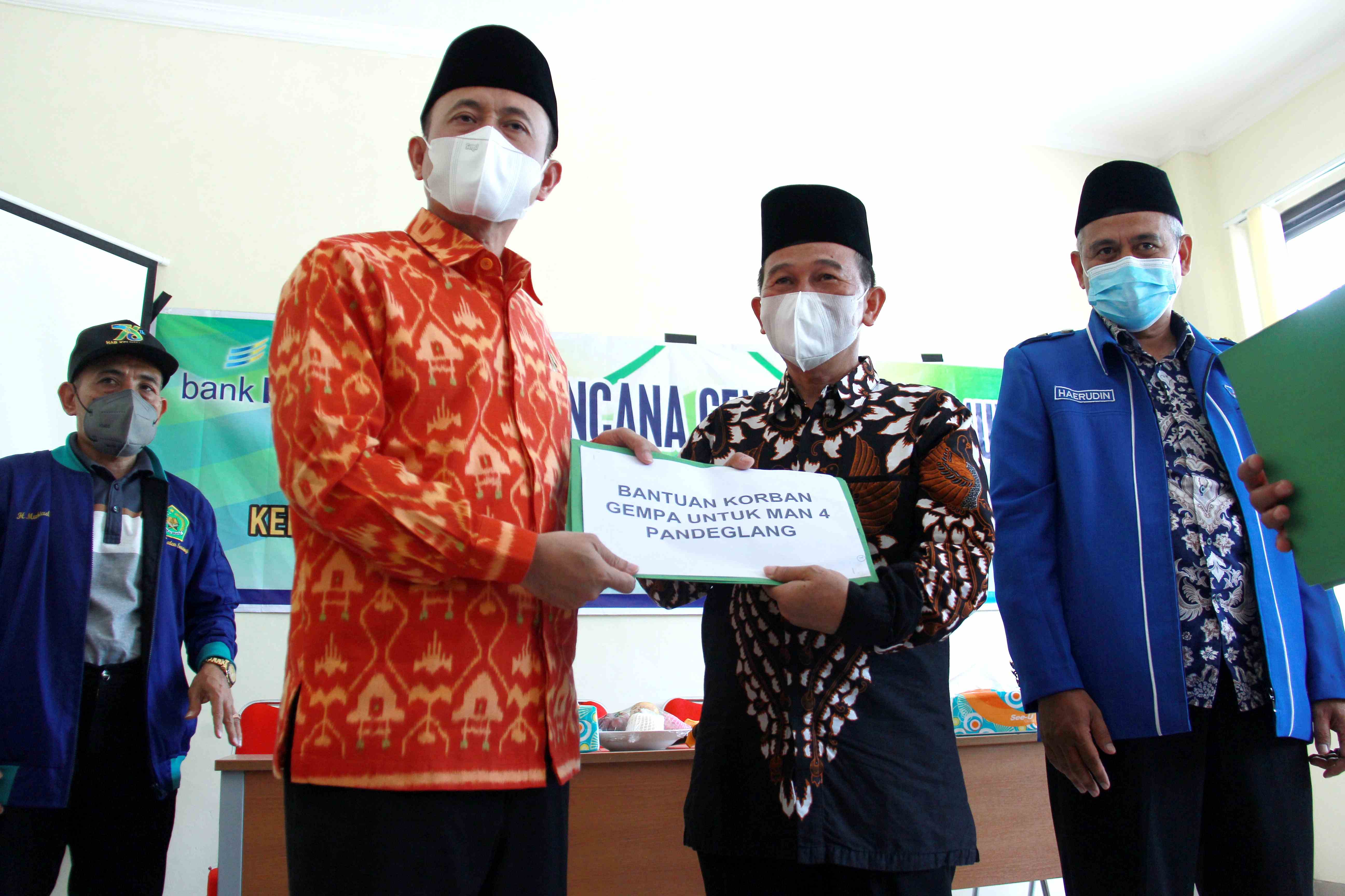 Kepala Kanwil Kemenag Banten, Nanang Fatchurochman memberikan bantuan kepada madrasah yang terdampak gempa bumi