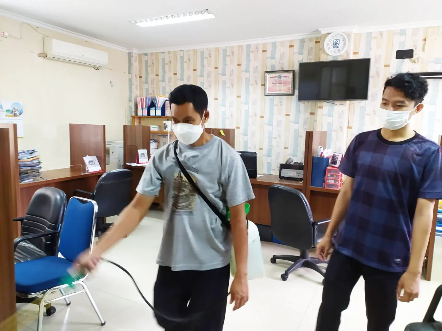 Penyemprotan Disinfektan di Kantor Kemenag Tangsel