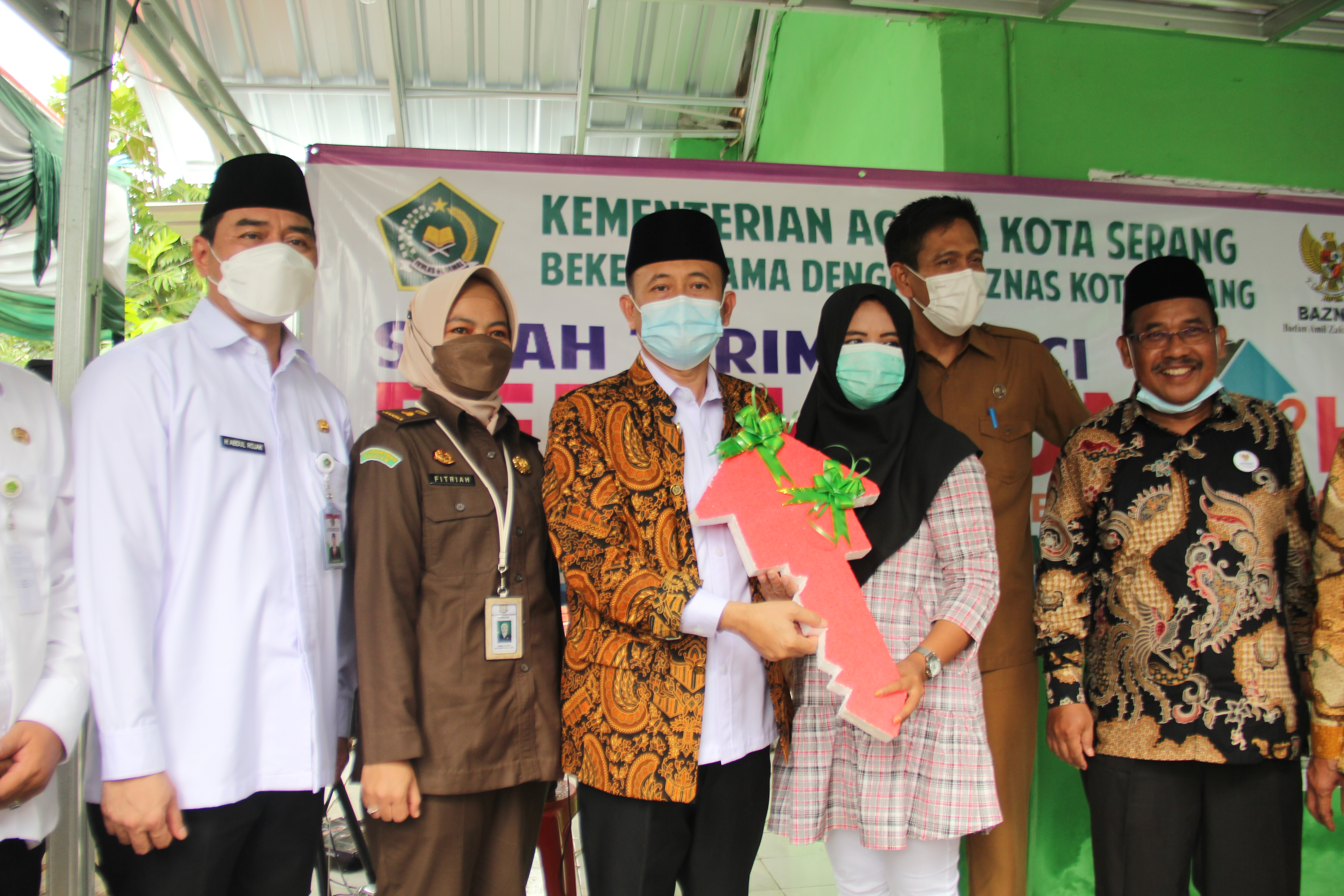 Kepala Kanwil Kemenag Provinsi Banten, Nanang Fatchurochman menyerahkan kunci rumah milik Sanidah