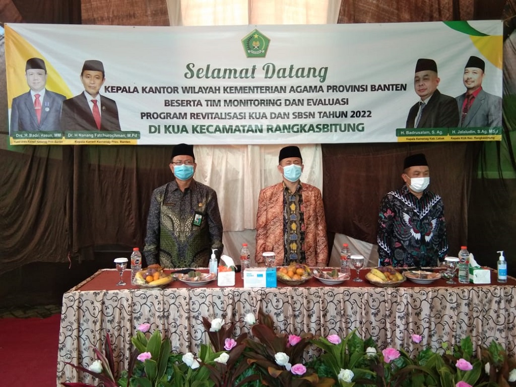 Kakanwil Kemenag Banten Nanang Fatchurochman didampingi Kepala Kantor Kemenag Lebak Badrusalam Saat Monev Revitalisasi