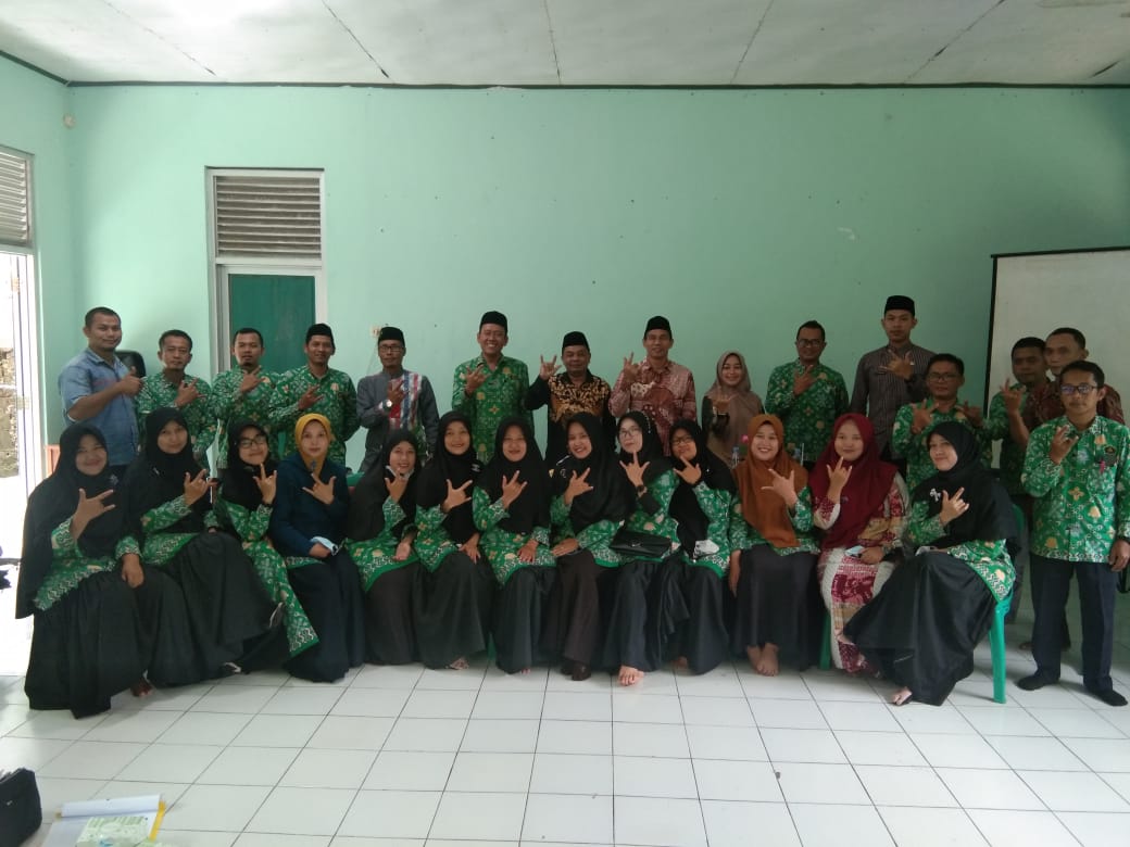 Kepala Kantor Saat foto bersama dengan dewan guru pelaksana pada kegiatan pembinaan dan silaturahmi Satker MAN 3 Lebak