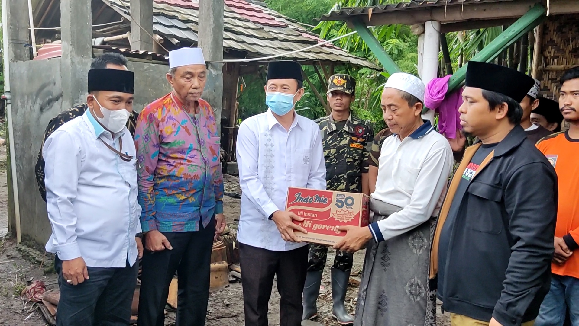 Kepala Kanwil Kemenag Banten, Nanang Fatchurochman memberikan bantuan kepada Pondok Pesantren yang terdampak banjir di Kota Serang