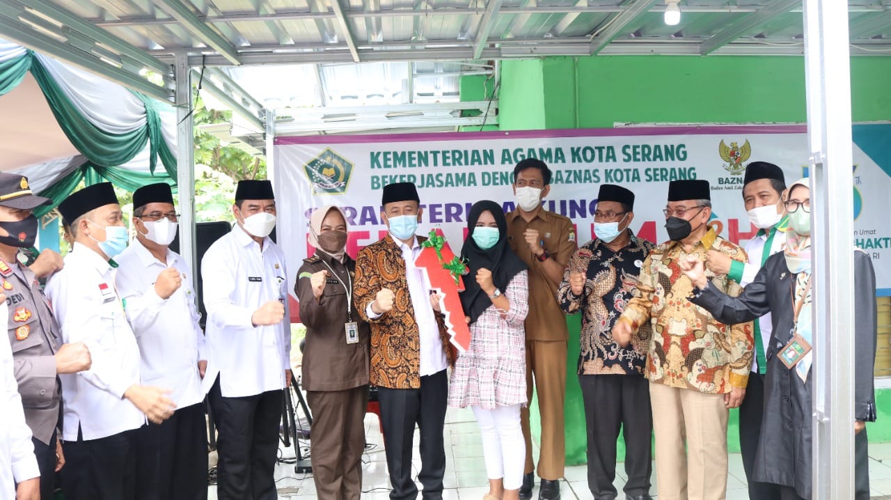 Serah Terima Kunci Bedah Rumah Kemenag Kota Serang
