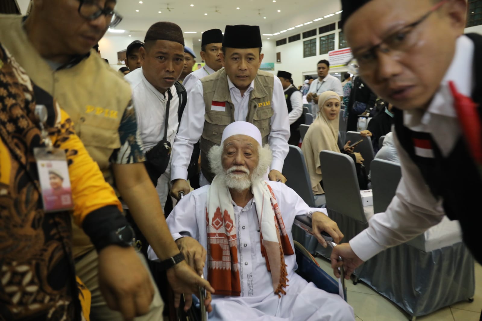 Kakanwil Kemenag Banten menyambut kedatangan Abhuya Muhtadi.