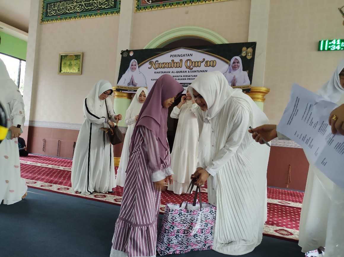 DWP Kanwil Kemenag Banten memberikan santunan kepada anak yatim.