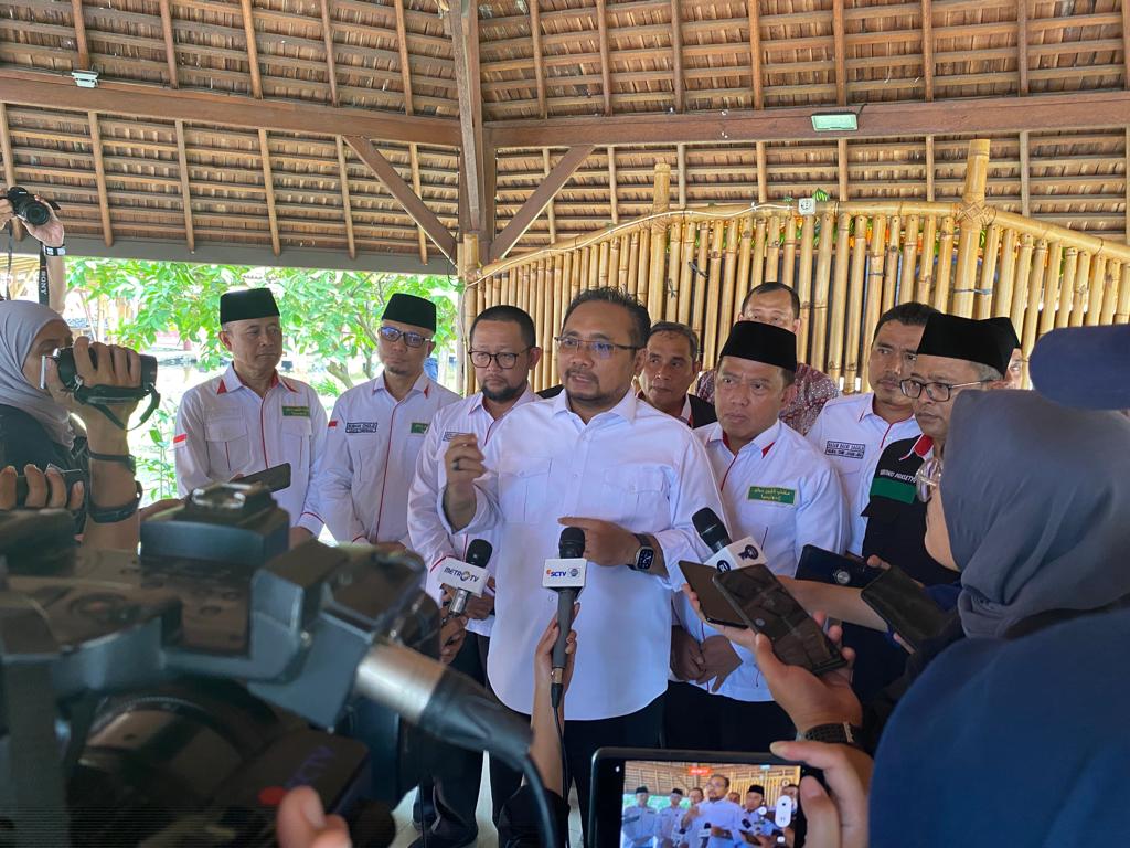 Gus Men memberikan keterangan pers setelah menyambut petugas haji di Bandara Soetta, Tangerang.