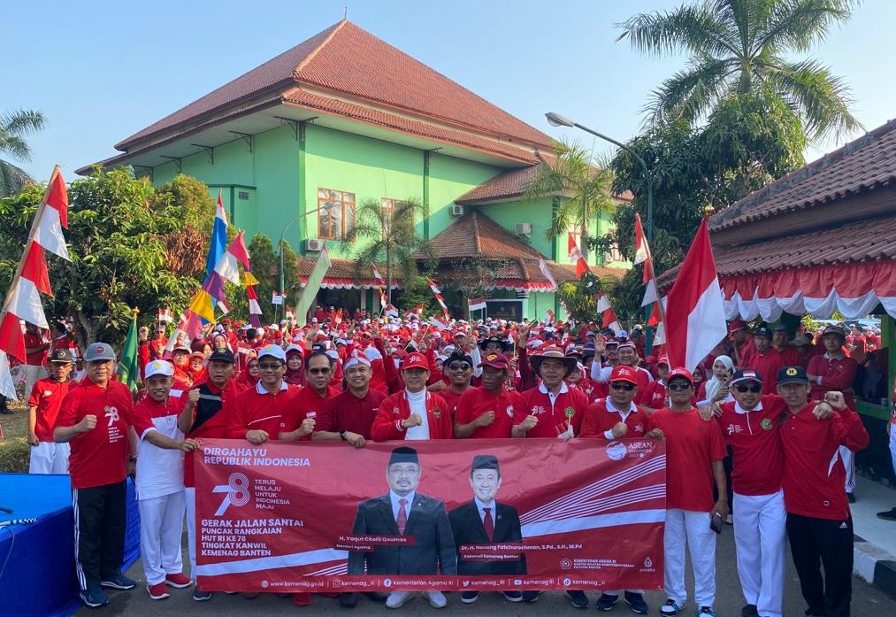 Ribuan peserta mengikuti jalan sehat dalam rangkaian puncak acara HUT ke-78 Kemerdekaan RI tingkat Kanwil Kemenag Banten.