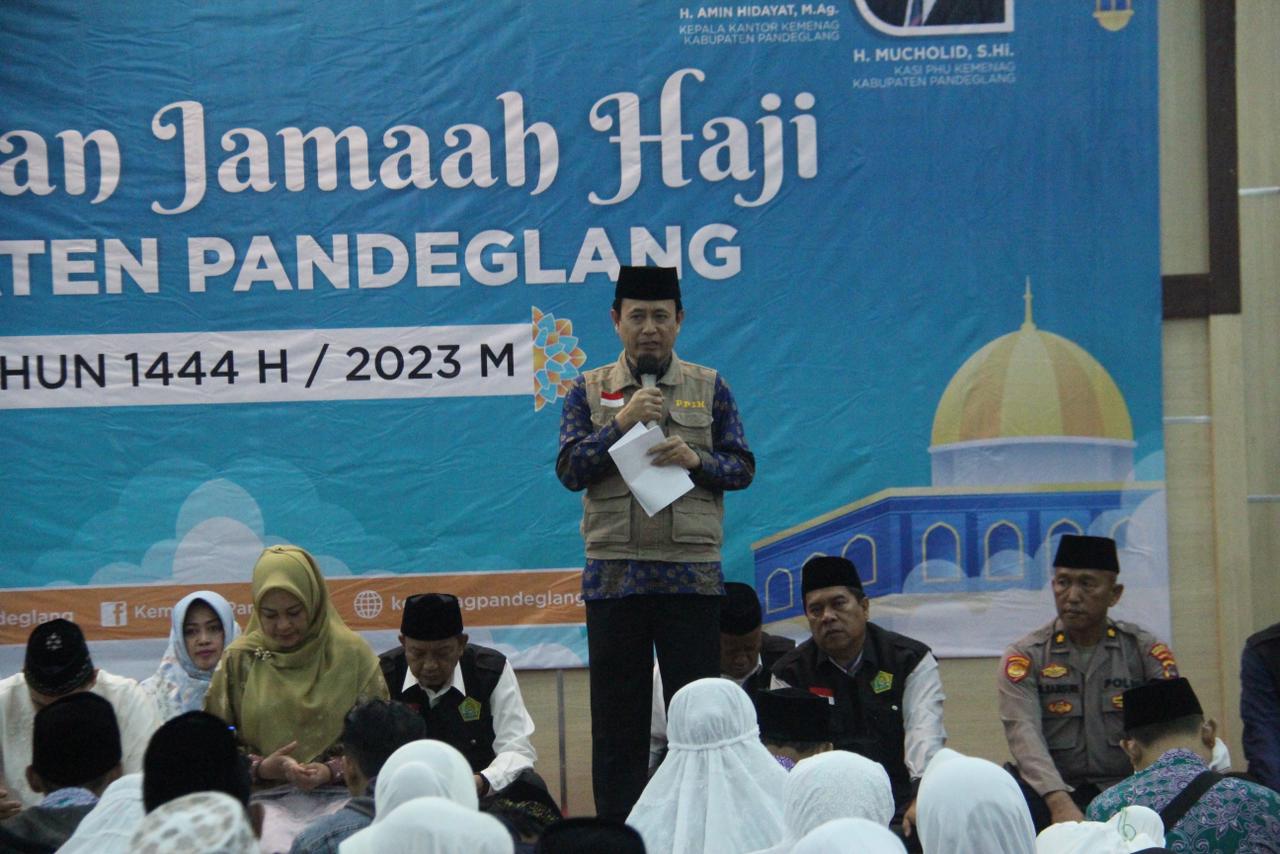 Kakanwil Kemenag Banten, Nanang Fatchurochman memberikan sambuatan di acara pelepasan jamaah haji Kabupaten Pandeglang.