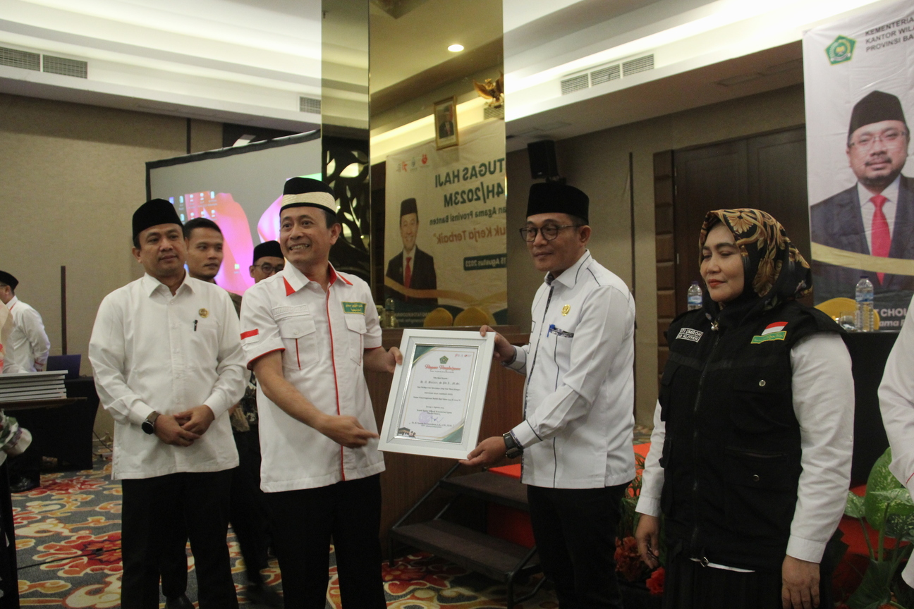 Kakanwil Kemenag Banten memberikan apresiasi kepada seluruh petugas haji 2023.