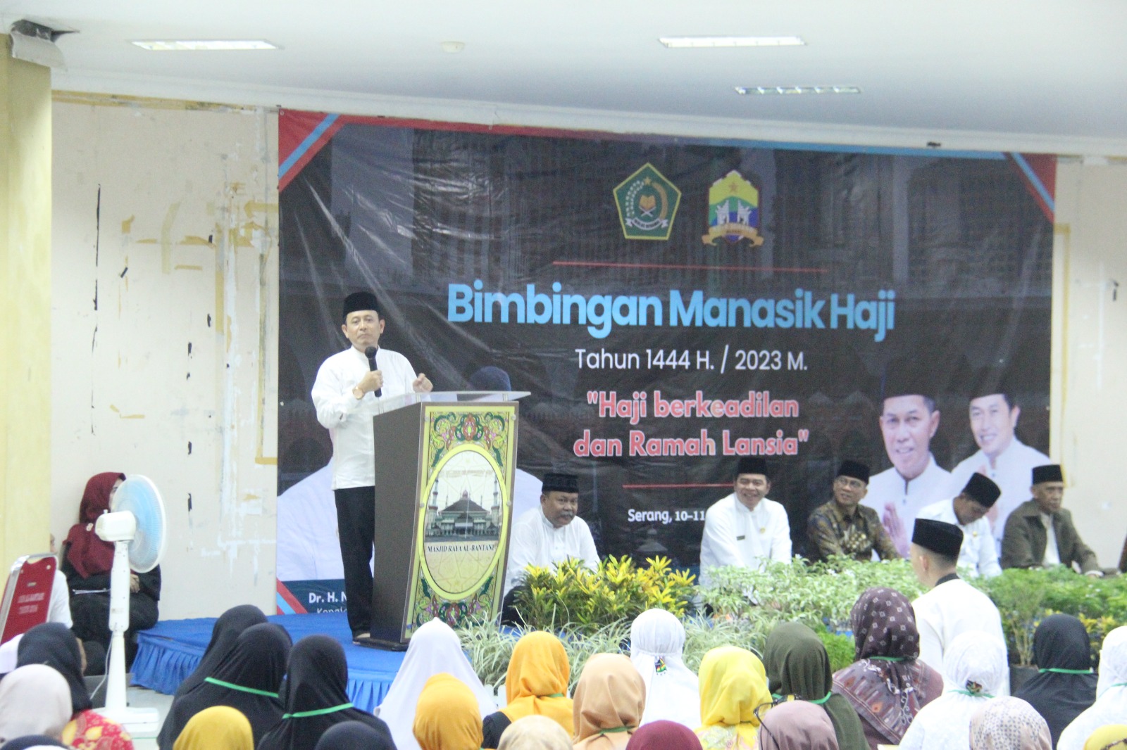 Kepala Kanwil Kemenag Banten, Nanang Fatchurochman saat memberikan bimbingan manasik haji.