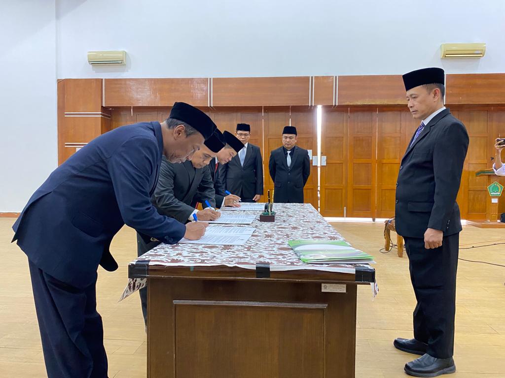 Pelantikan 6 pejabat administrasi di lingkungan Kanwil Kemenag Banten.