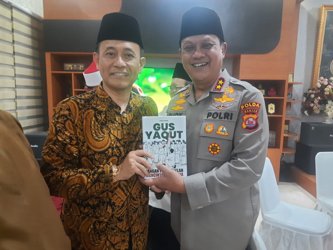 Kakanwil Kemenag Banten memberikan buku Gus Yaqut kepada Kapolda Banten.