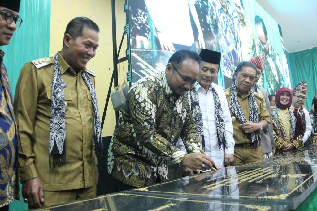 Menag RI, Yaqut Cholil Qoumas saat menandatangani prasasti SBSN Provinsi Banten.