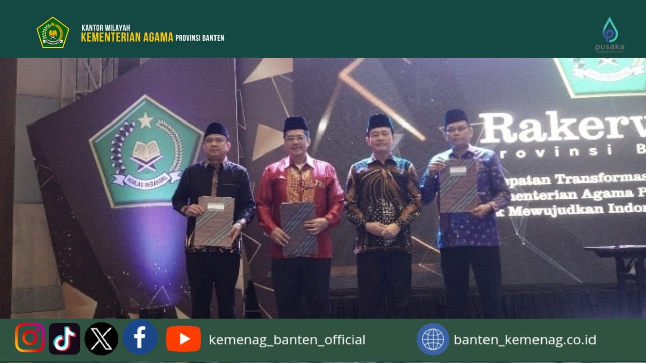 KaKanwil Kemenag Banten berfoto dengan Kabag TU, Kabid Urais dan Kabid PHU Kanwil Kemenag Provinsi Banten saat penutupan