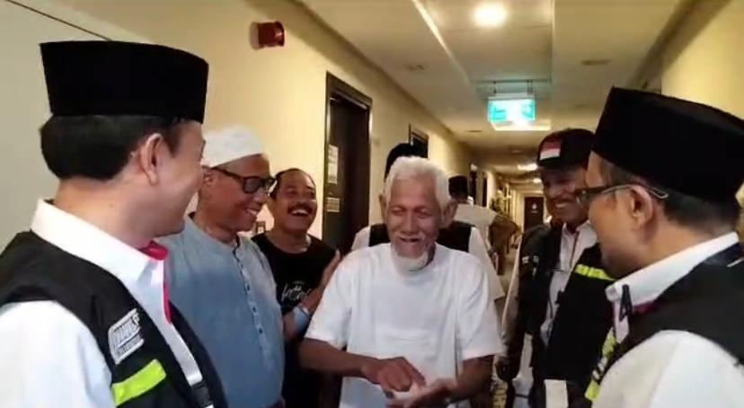 Kakanwil Kemenag Banten bersama TA Menag RI mengunjungi jamaah haji di Mekkah.