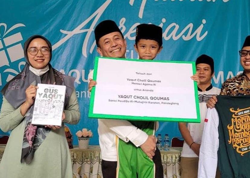 Kakanwil Kemenag Banten saat menggendong siswa yang bernama Yaqut Cholil Qoumas.